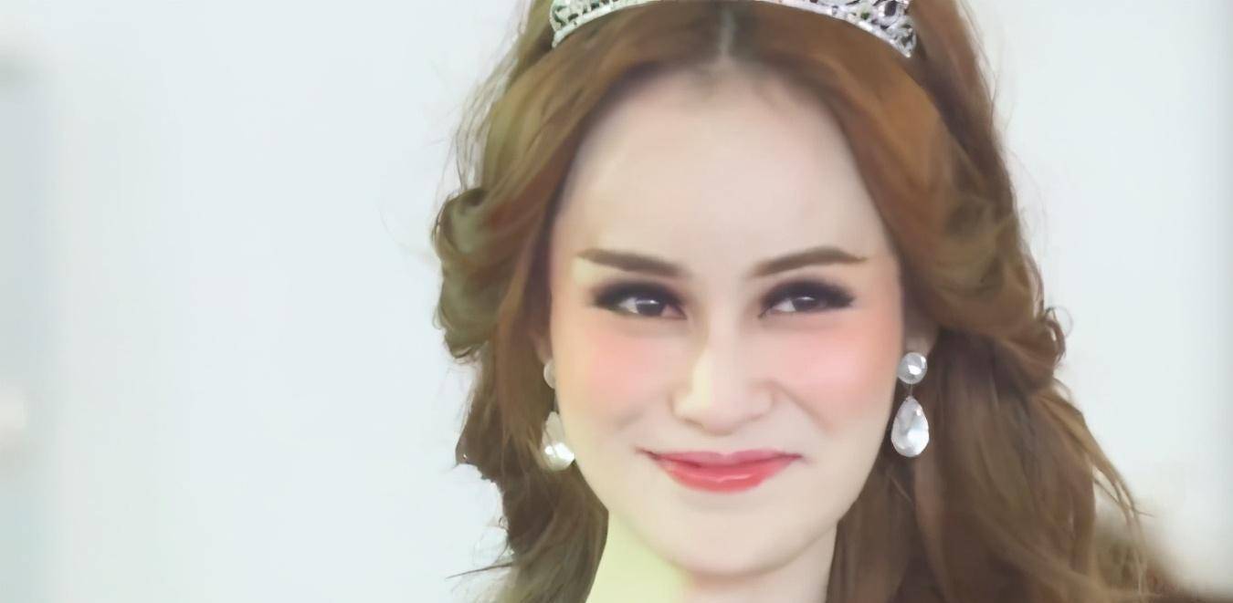 月入万元,舞台上的"泰国皇后",拥有高学历,为何还选择变性?_克莉丝汀_