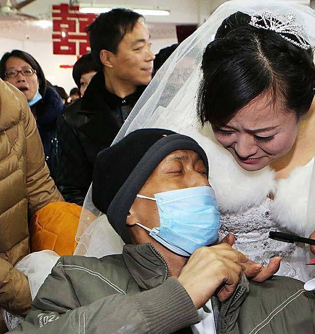 让大家又再次相信了爱情,而这位美丽的新娘背后的故事更加让人动容
