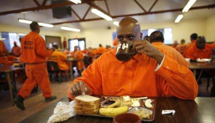 美国黑老大将监狱当做"后宫",13位女狱警对其投怀送抱