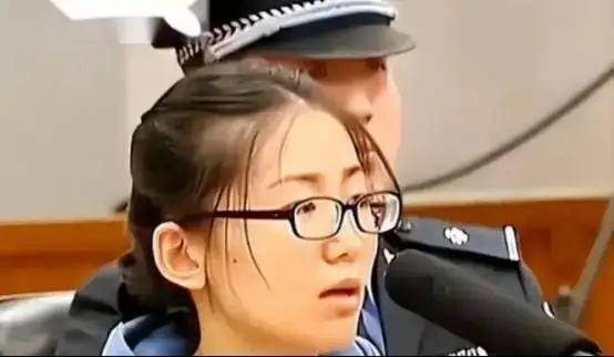 北京28岁富家女,因40元停车费,将收费员"拖死",父亲却说:没事,交给我