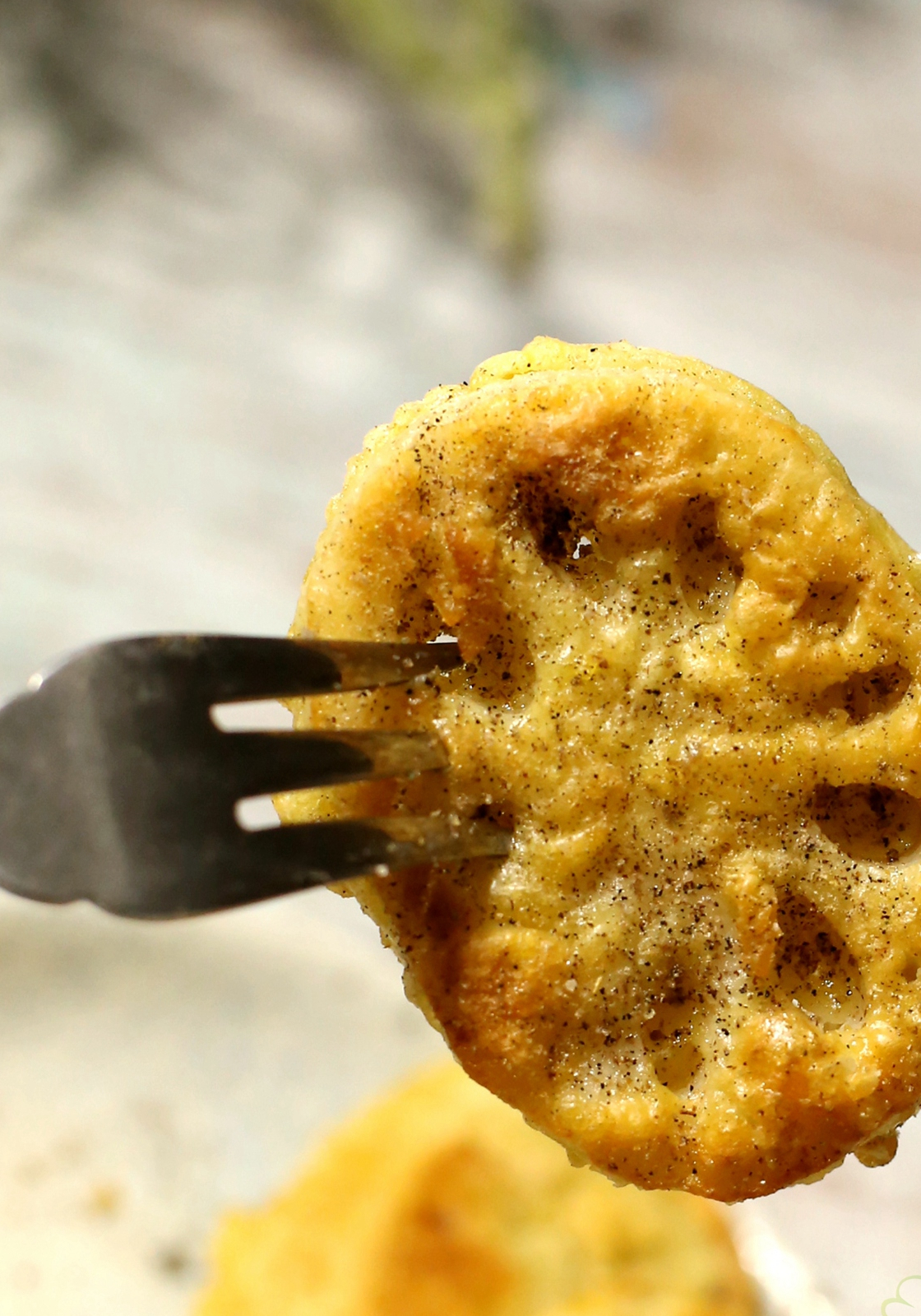 煎好的莲藕片,焖至汤汁浓稠,出锅前根据口味调入少许盐和几滴芝麻油