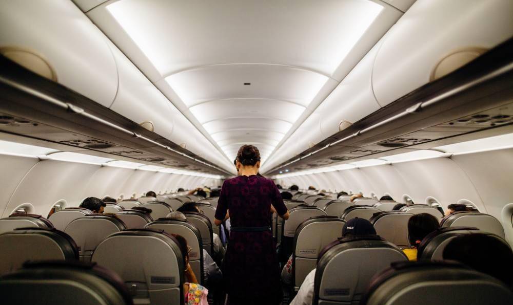 三大航空公司两年加一起亏800亿,空姐亲自下场,晒工资转行直播