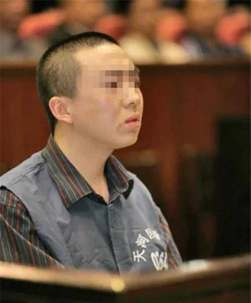 在许霆和郭安山取款的5年前,云南公安专科学校一名叫何鹏的大二学生