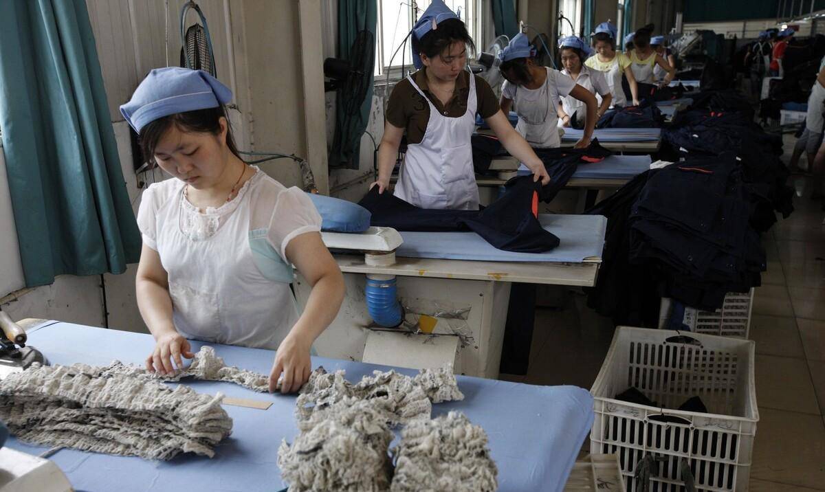 无奈之下,吴木兰只好放低姿态开启了打工妹的生活,进入了一家制衣厂.