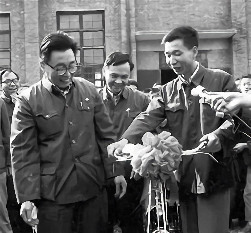 上世纪自行车的故事|凤凰车堪比奔驰,卖万斤粮只为买一辆永久