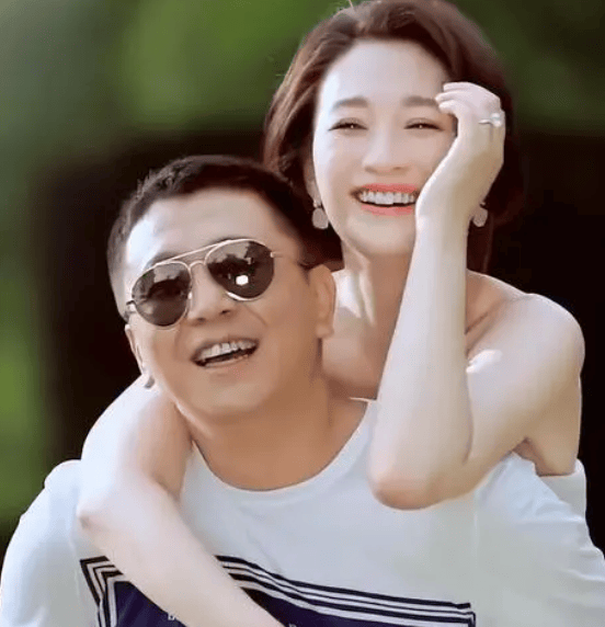 李小冉的面容像吃了防腐剂似的,老公给他五亿也不做医美