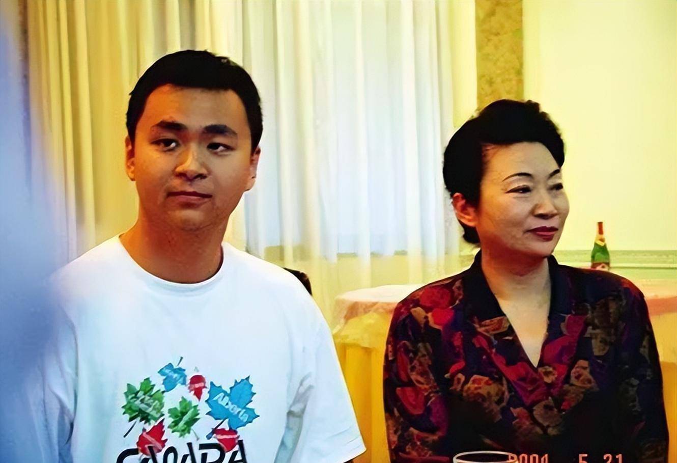 陈景润独子,年少时坚决不学数学,父亲身死后他却弃文学理_陈由伟_因为