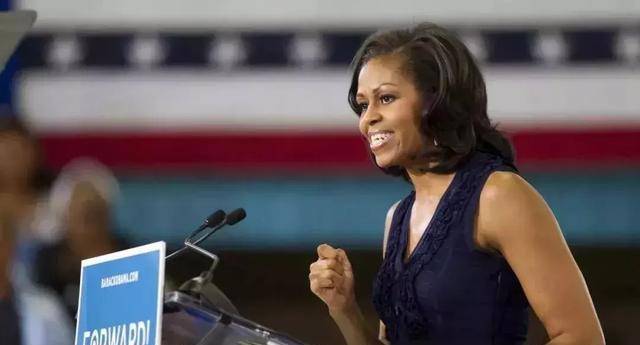 2016年,奥巴马卸任,米歇尔举家离开白宫,大批追随者在白宫门口哭喊