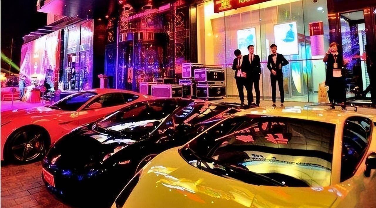 北京一酒吧门口停满百万豪车,专等美女来坐,交警:一查一个准