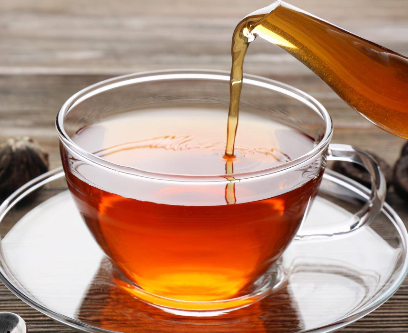 给客人倒茶时,对方敲三下桌子是啥意思?不懂的人千万不要乱敲