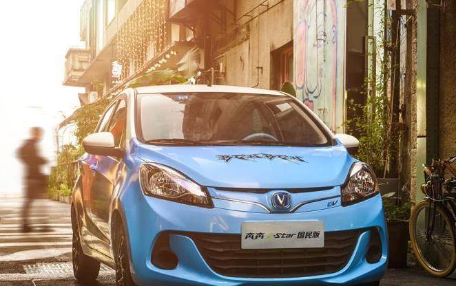 更值得一提的是,奔奔e-star国民版多彩款采用的一体式逐浪前脸和虎鲨