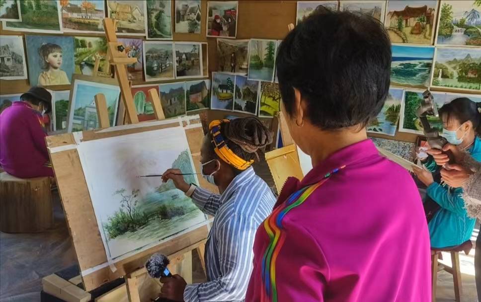   在蓉外国友人在胶东体验渔民画。 