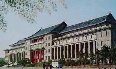 在这一年,他再次以优异的成绩,被长春地质学院录取,成为一名当之无愧
