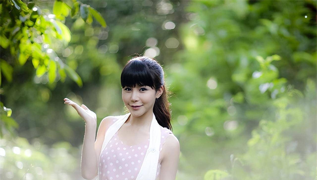 12年前,"宁坐宝马车哭,不坐单车笑"的马诺,现嫁入豪门了吗?