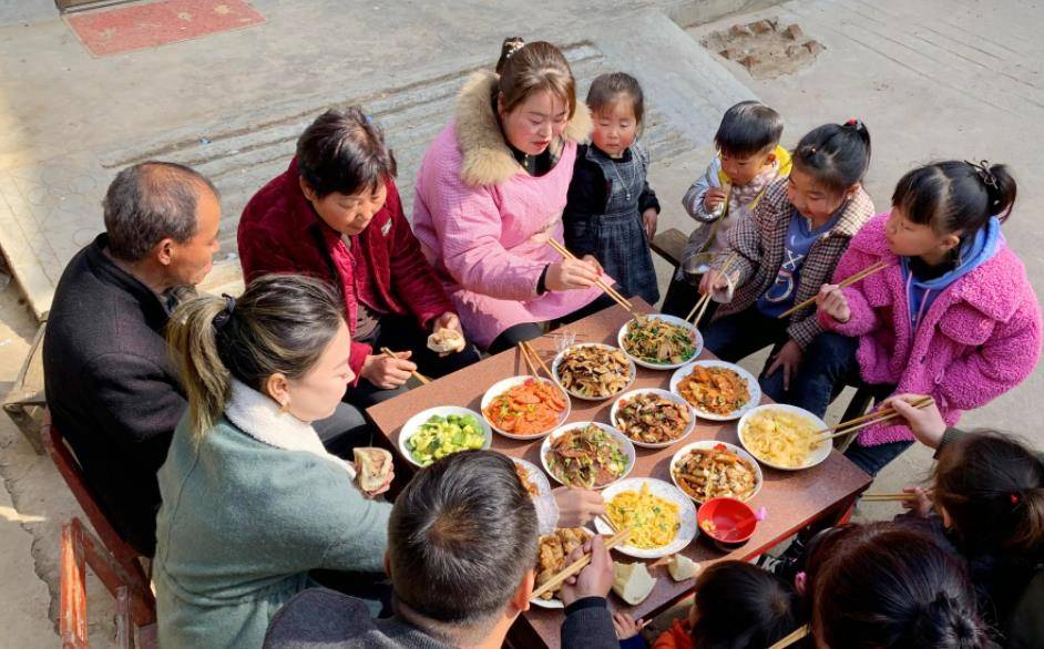 北大教授孔庆东,建议立法禁吃年夜饭,先进的文明国家都没年夜饭
