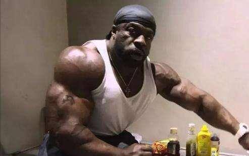 美国黑老大将监狱当做"后宫",13位女狱警对其投怀送抱