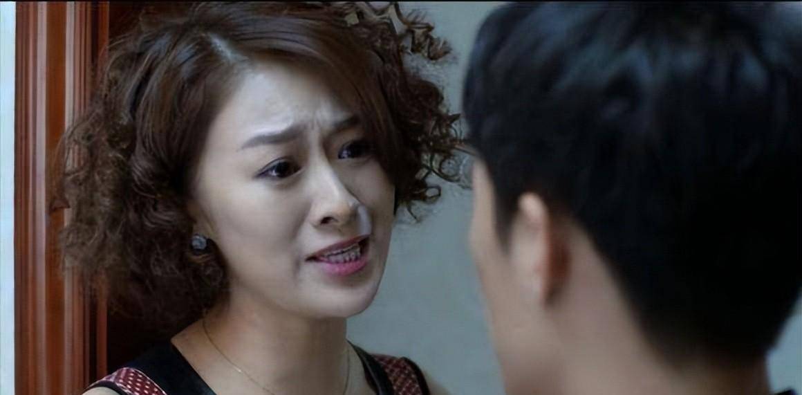 回顾:57岁大妈就喜欢小的,换了一个又一个,现任仅比儿子大2岁_王春花