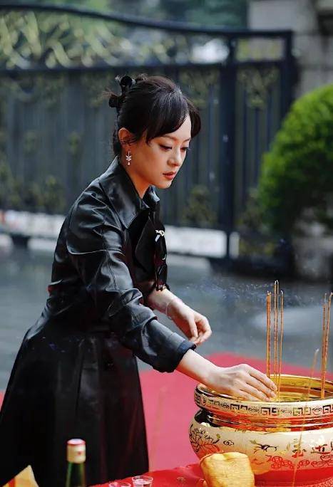 陈建斌呢,转行当导演去了,家里那位蒋勤勤还拿了影后,这不得了,估计他