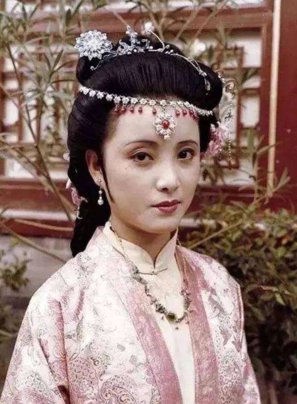 红楼梦中,秦可卿究竟得了什么病,为何一天换四五遍衣裳?