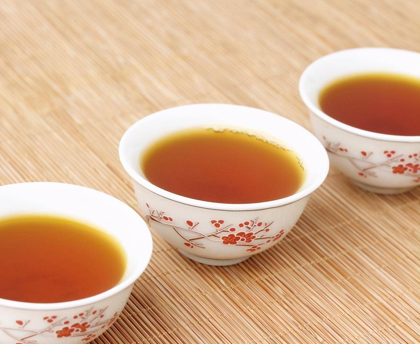 给客人倒茶时,对方敲三下桌子是啥意思?不懂的人千万不要乱敲