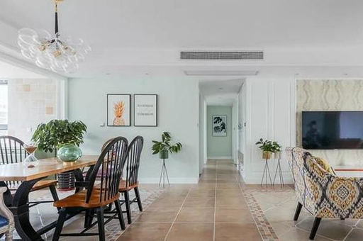 入门的玄关右侧使用了墙面石膏板加上轻松的绿植挂画,很有诗意,左侧用