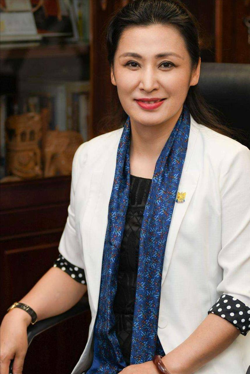她是中国最美女校长,39岁任教授,49岁当大学校长,今54岁仍知性_姜虹