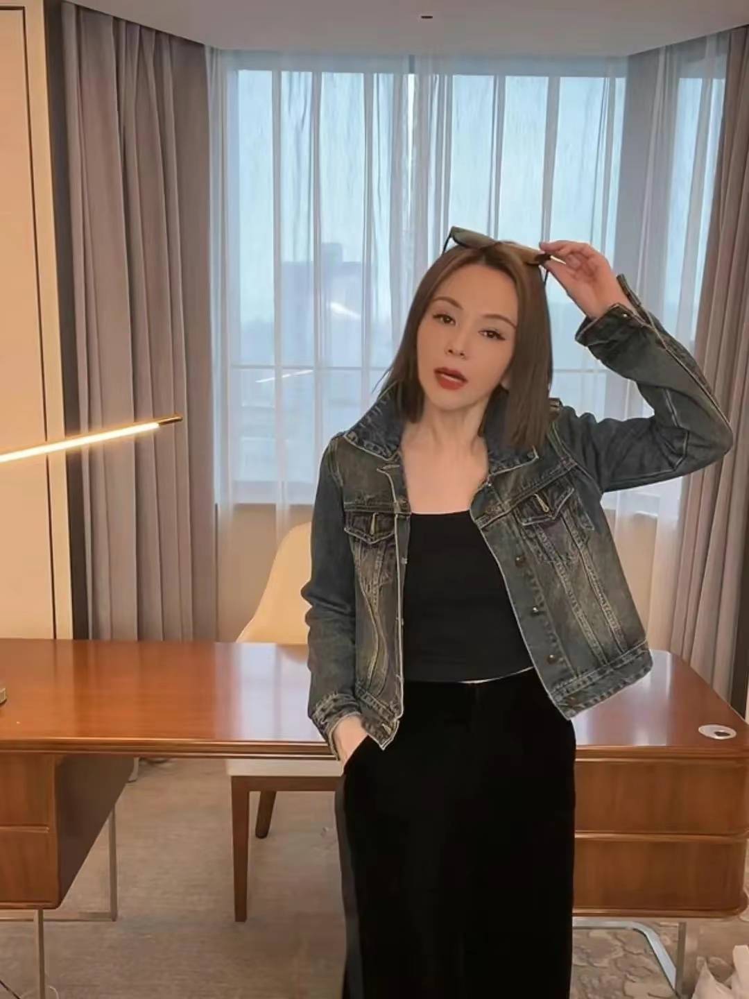 王琳惊艳!53岁穿黑色背心配阔腿裤,窈窕身材似20岁少女!