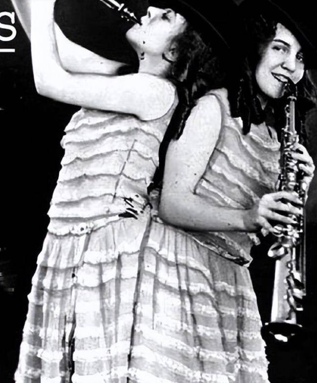 当时的人们基本上都不知道连体人是什么样子的,这也让马戏团变得火爆