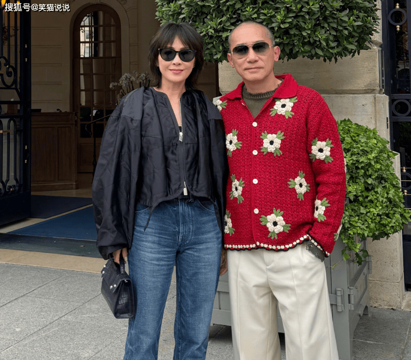 刘嘉玲晒与梁朝伟合照:两人合照好恩爱,沙滩墨镜好惬意!