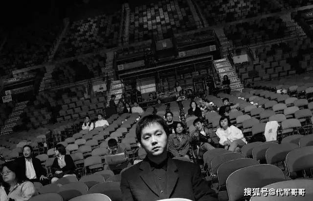 他和王菲同居多年,分手后恋上韩红,却娶了咏梅,如今怎样了?