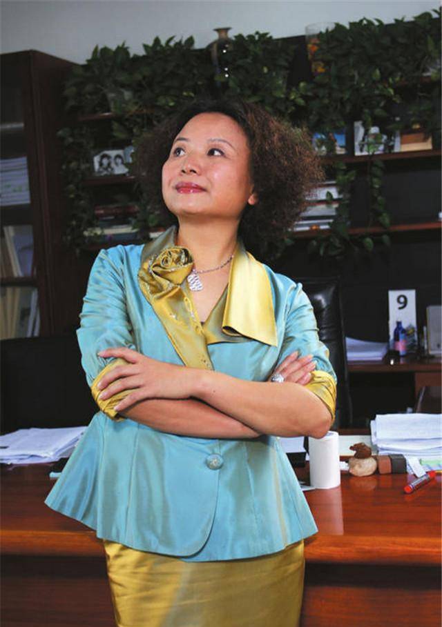 中国女富豪向美国捐96亿,受外国一致好评,却在国内负债200亿_何巧女