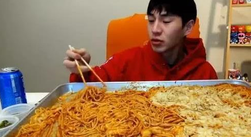 小哥哥挑战30斤面条,一筷子下去露出盆底后,网友表示:都是套路