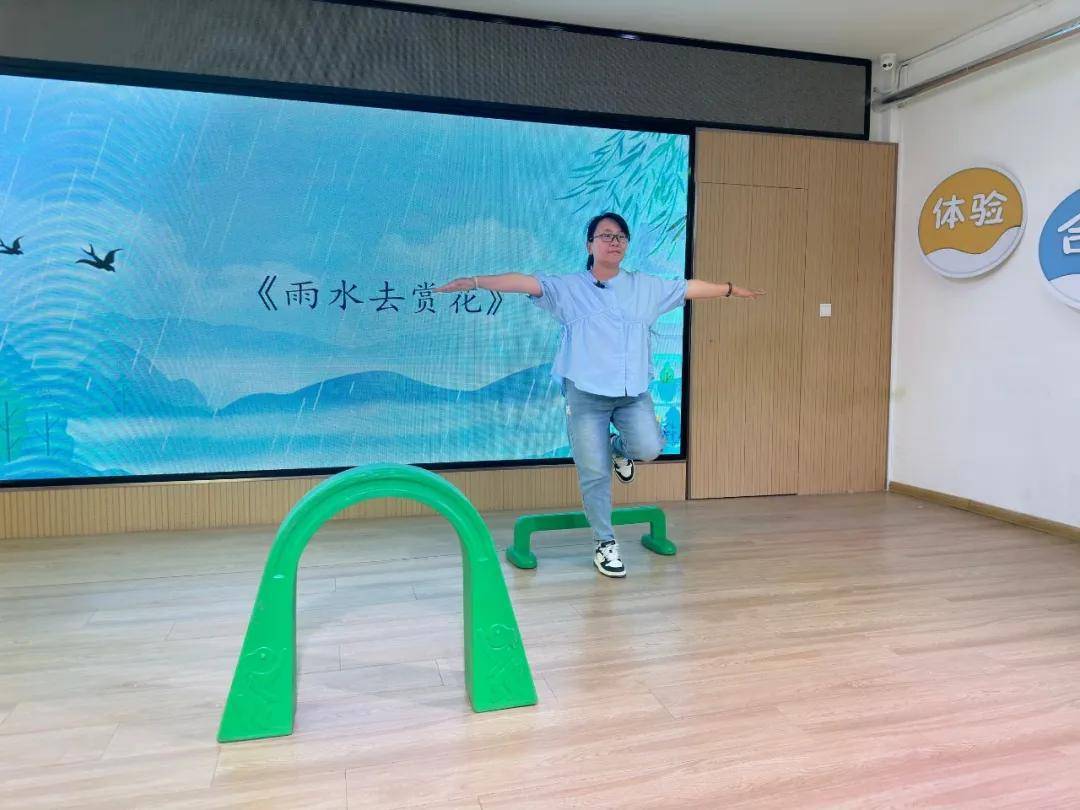 执教人:韩翠小班《雨水去赏花》雨水节气游戏集结合立春节气"咬春"的
