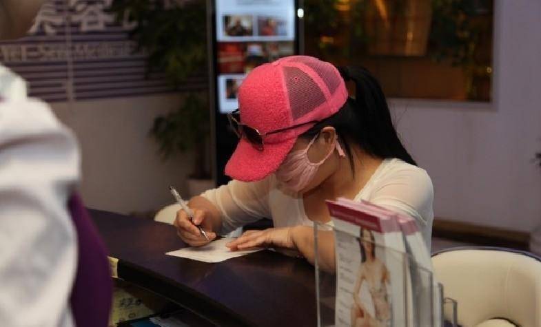 16岁开始整容,花400多万整容200余次的"红粉宝宝",如今怎样?