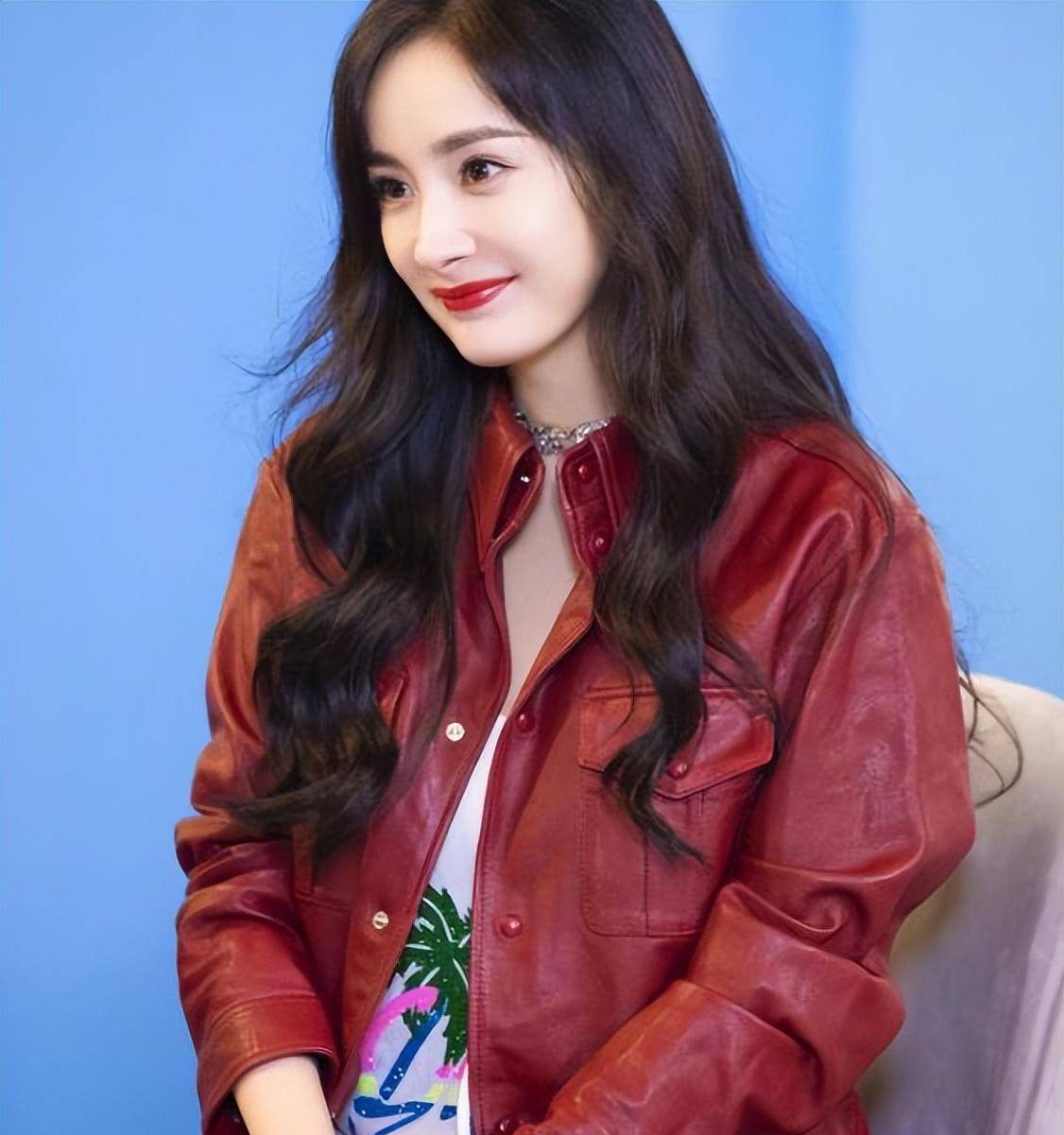 杨幂早期《孤岛惊魂》发布会,呼之欲出的身材衣服都快装不下了