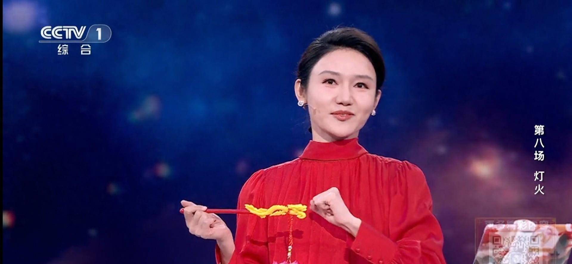 设计过于形式化,点评嘉宾的存在感甚至超过了选手,广告植入也越来越