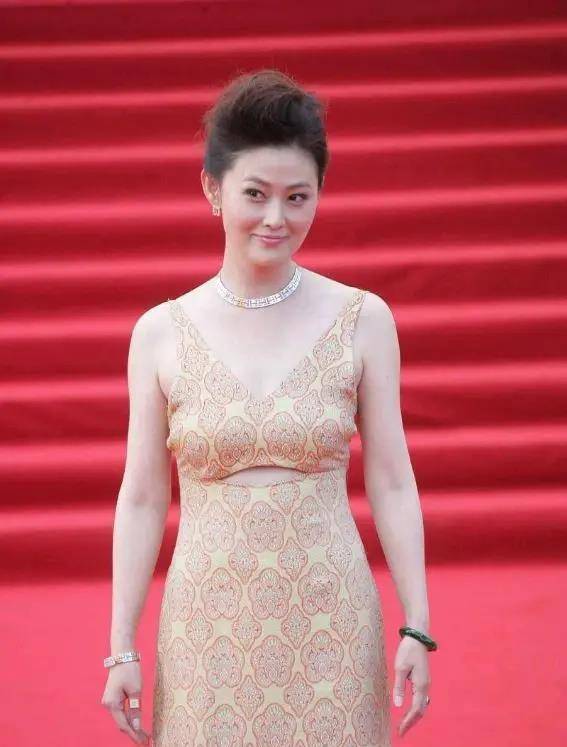 "潘金莲"王思懿年过50,身材丰腴十分性感,比年轻时更成熟迷人