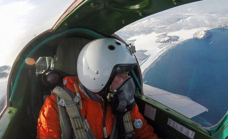 飞行员弹射跳伞,米格23战机自行飞越5国后坠毁,差点引发大战