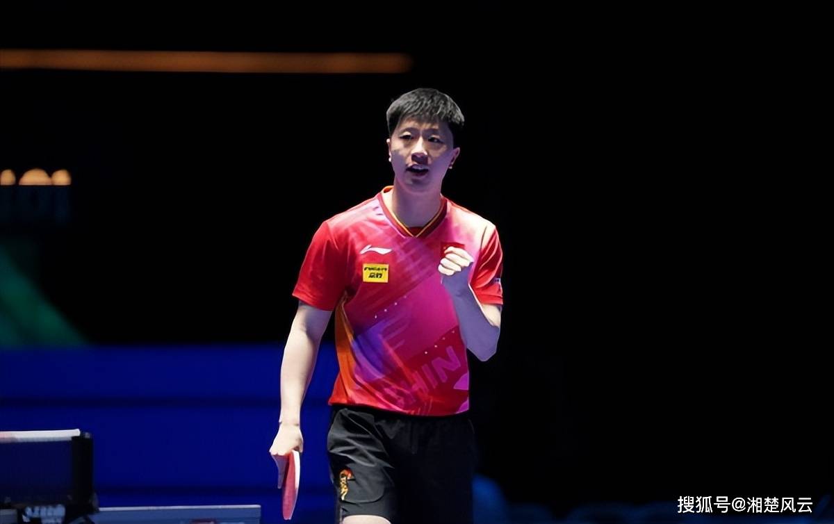 国乒男队主教练王皓给马龙