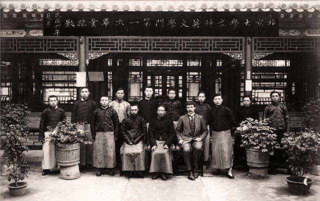 北大校长办公室挂"江湖字体"?北大真的离书法越来越远了?