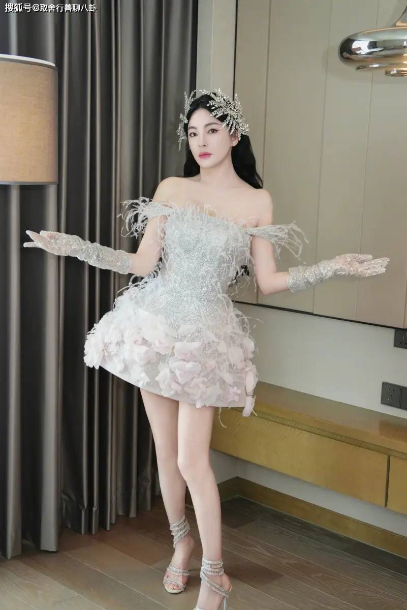 36岁张雨绮碎钻白天鹅照,穿白色羽毛裙优雅大气,氛围感拿捏到位
