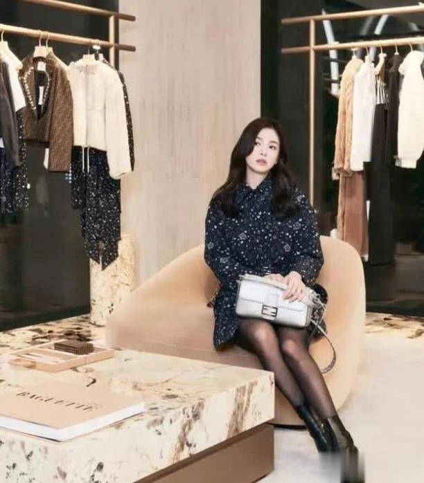 宋慧乔一改往日风采,黑色袜子搭配繁星连衣裙尽显贵妇气质!