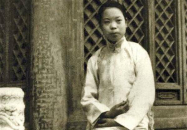 他娶了一位工厂女工,总感觉妻子与众不同,6年后才知她是清朝皇妃