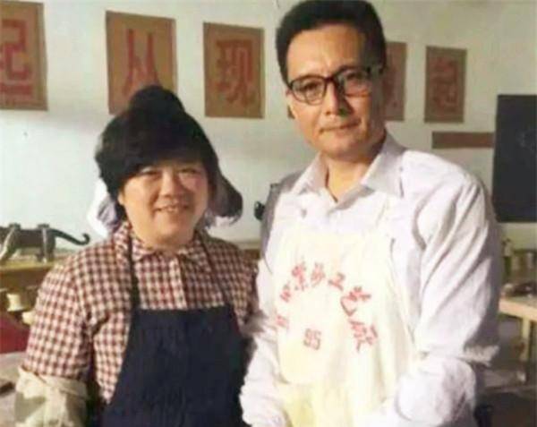 白龙马王伯昭:曾被谢霆锋打进医院,44岁和妻子在街头卖卤菜