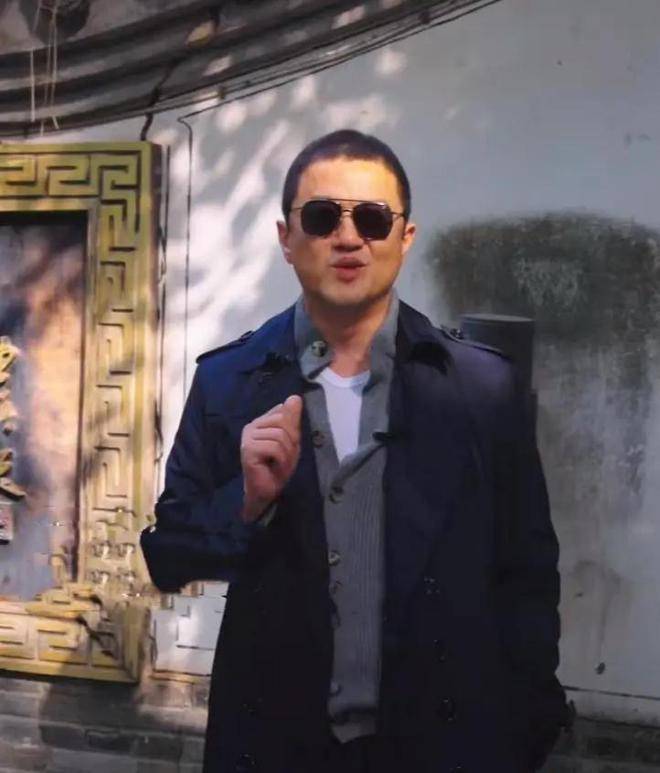 在聊天记录中,该网友的好友备注名称确实是李亚鹏,头像也是他本人的