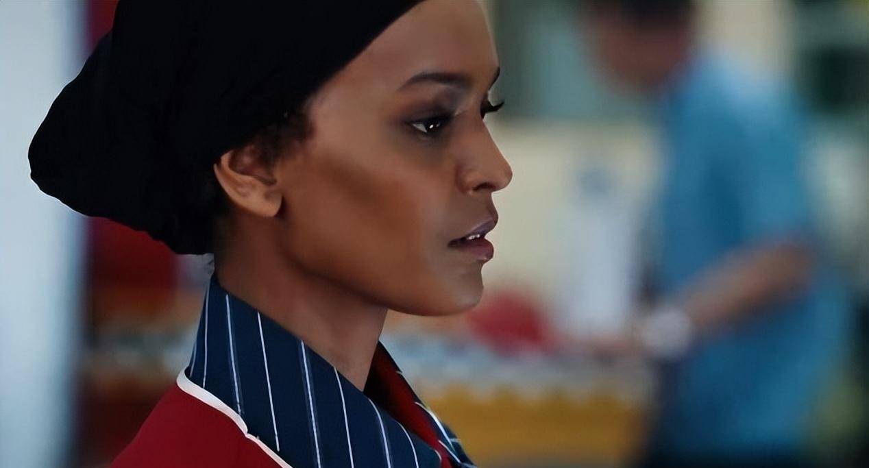 顶级超模华莉丝:被称沙漠之花,5岁被割生殖器,12岁被卖给老头