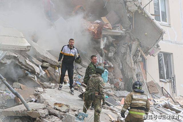 3个集团军吹响集结号,45架苏-27集结,首府被炸穿,亚速部队逃亡