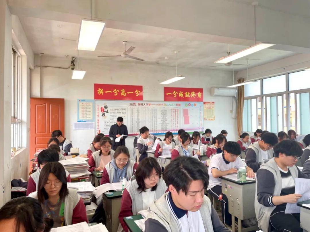 姜堰区教育局视导蒋垛中学教学工作