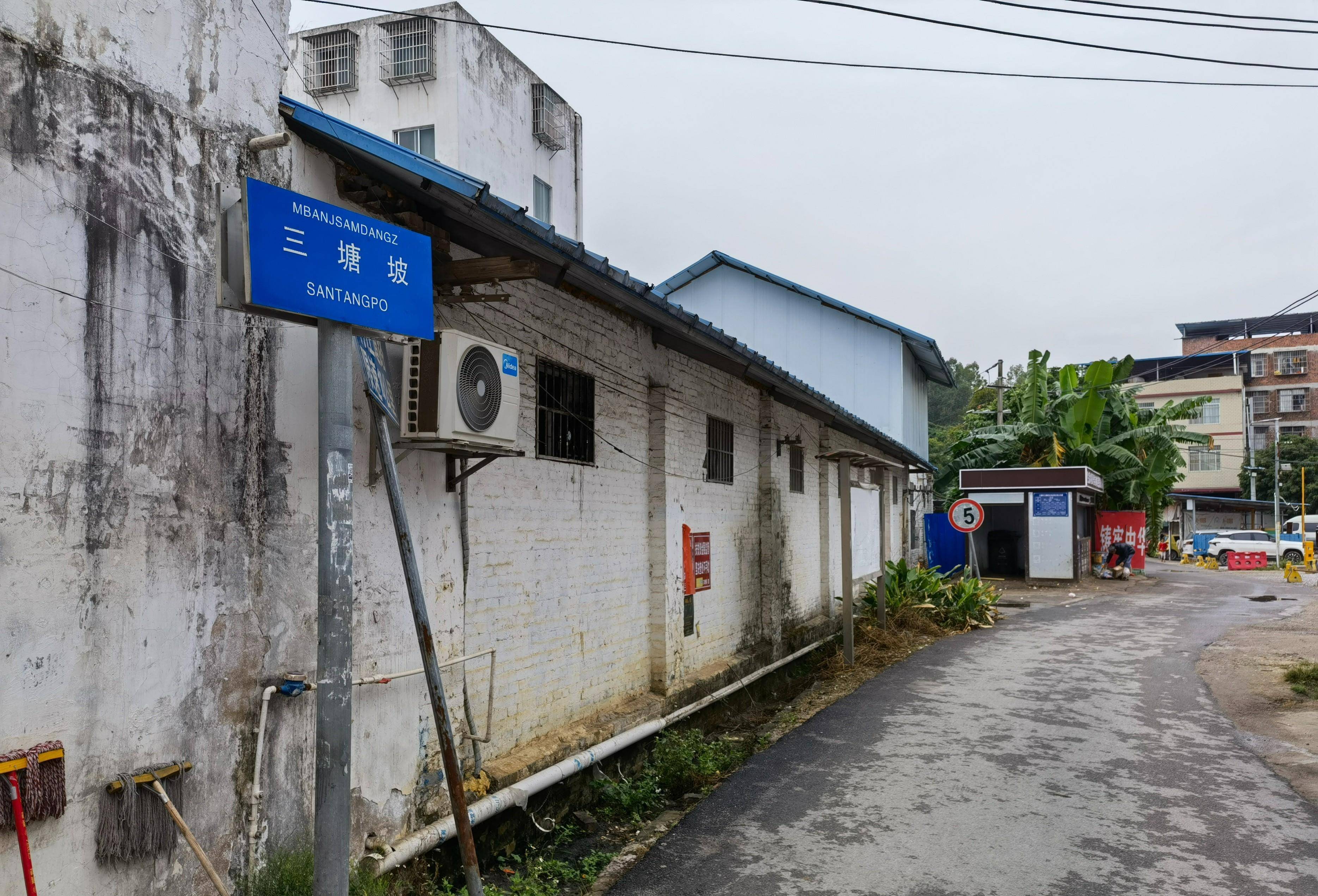 又越一冈脊而下.再渡一溪.