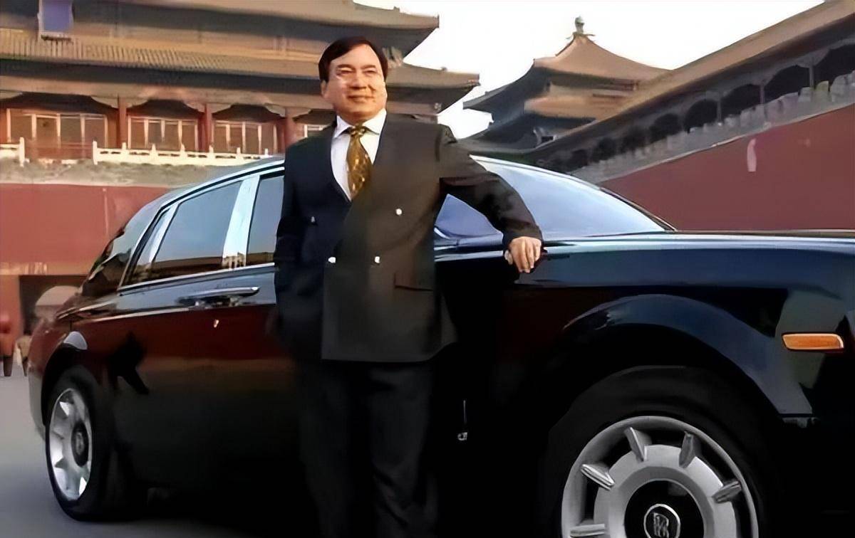 中国法拉利第一人,靠卖冷饮白手起家成首富,坐拥车牌号京a00001